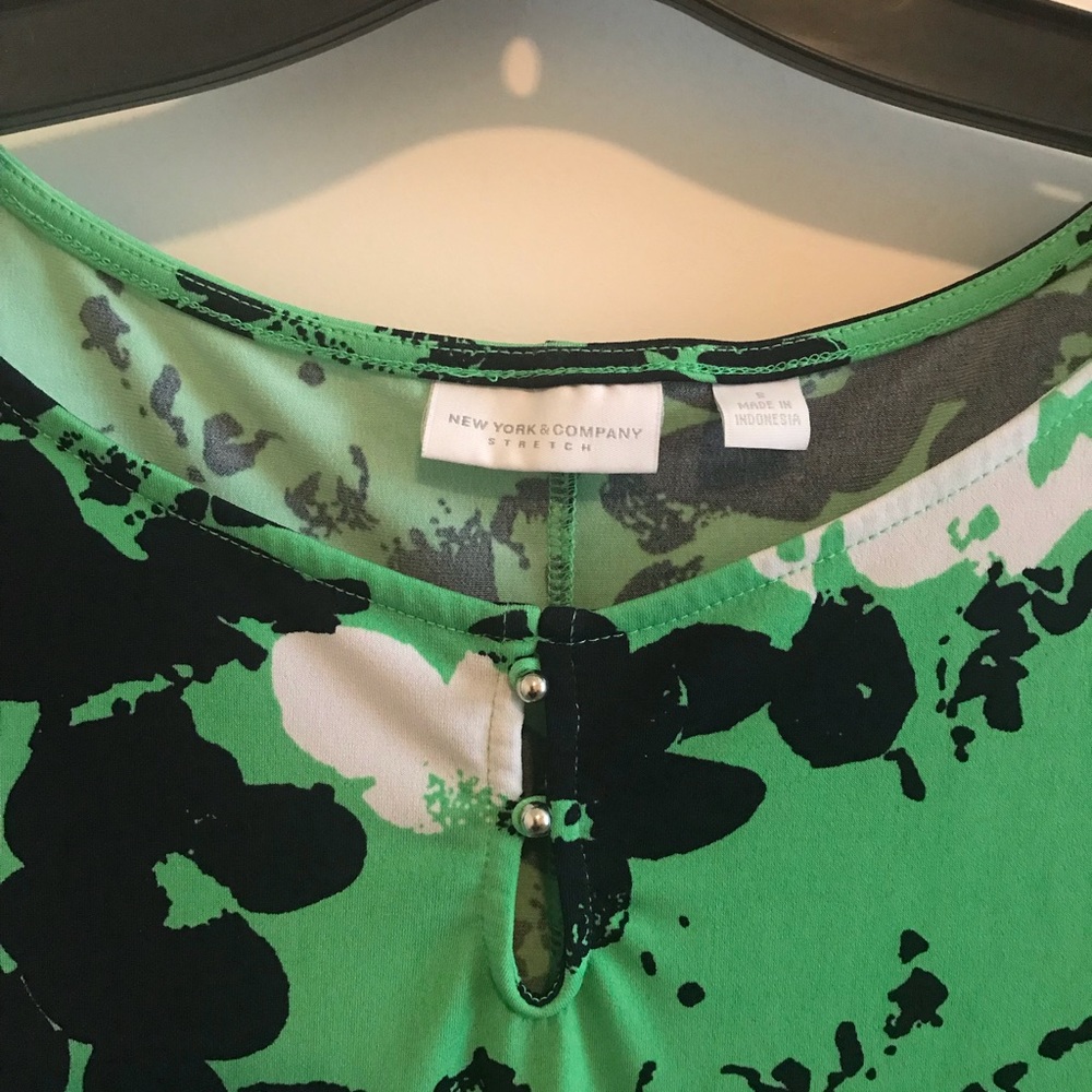 New York & Co Cap Sleeve Abstract Floral Top - Picture 4 of 7